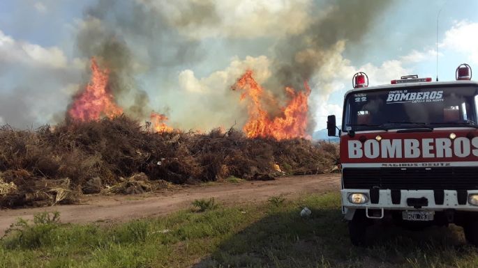 Bomberos combaten un incendio en un basural