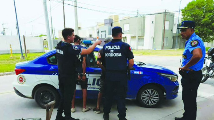 Dos sujetos detenidos: saltaron la tapia y robaron en una vivienda