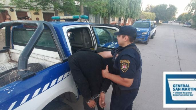 Dos jóvenes de 21 y 22 años detenidos por robar cables de autos en desuso