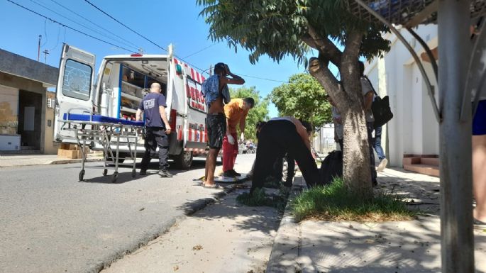 Un motociclista chocó en solitario contra un árbol