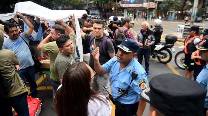Docentes denuncian que la Policía no los deja instalar una carpa blanca