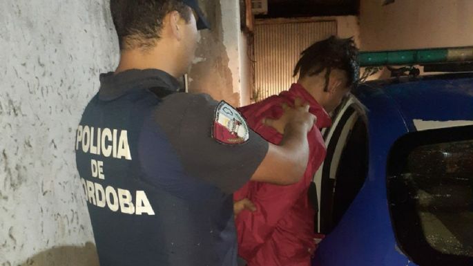 Por las cámaras, los engancharon robando en un comercio: escaparon dos, apresaron a uno