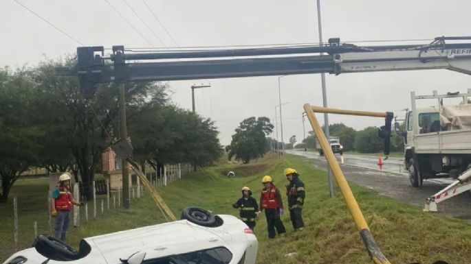 Volcó un automóvil cerca de Ticino y trasladaron al conductor al Pasteur