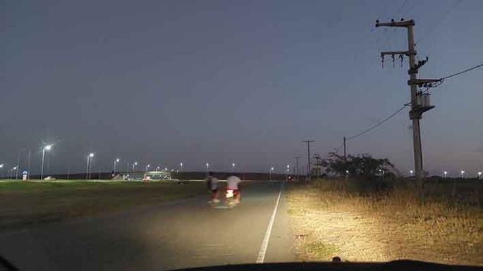 En moto, por la colectora, arriesgándose