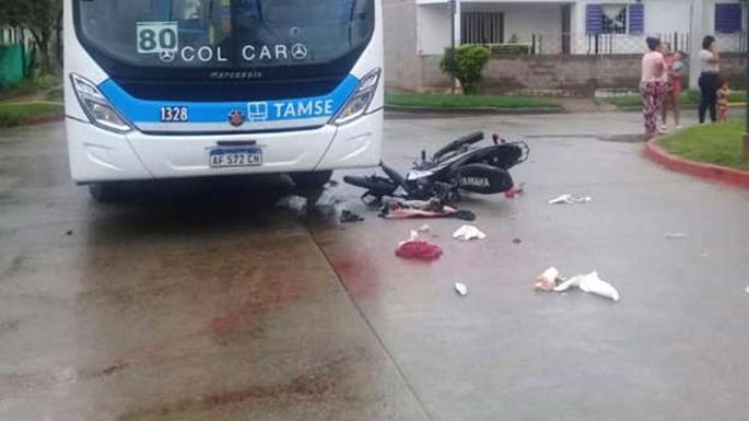 Arrolló y mató a un bebé oculto en una caja de tomates