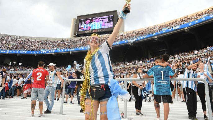 Fiesta popular en el Monumental, antes del partido