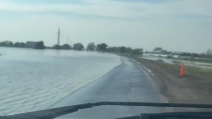 El desborde del río llegó hasta la mitad de la ruta 8
