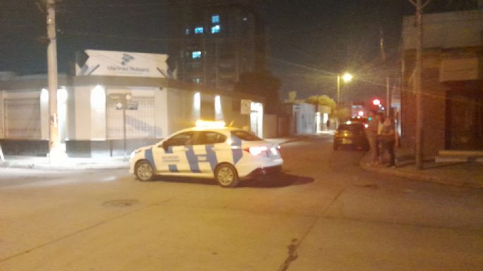 Una motocicleta sin luz chocó contra una camioneta