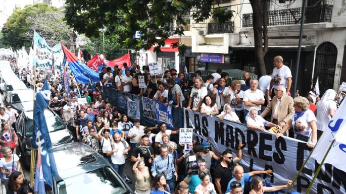 Madres y jóvenes marcharon "contra la dictadura judicial"
