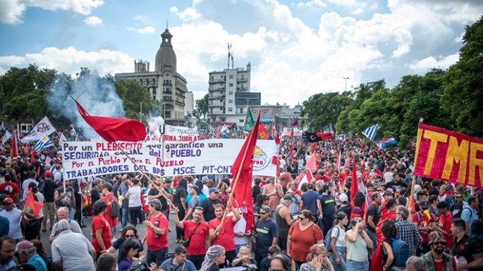 Masiva marcha en Montevideo en rechazo al proyecto de Gobierno de cambiar el sistema previsional