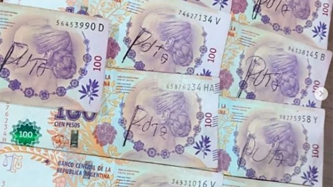 Humilló a la moza con  los billetes con los que pagó lo que consumió