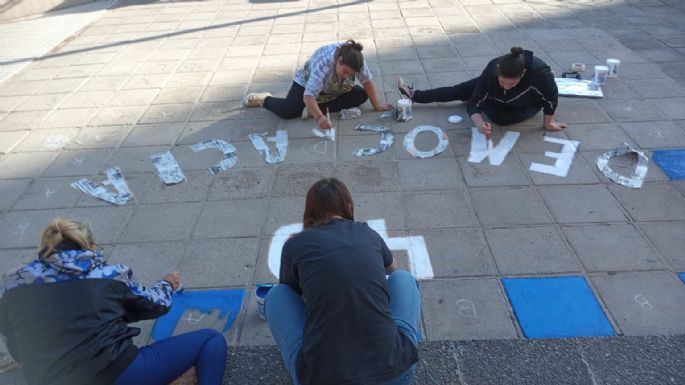 Padres y madres de la escuela Bianco hicieron pintadas alusivas a los 40 años de Democracia