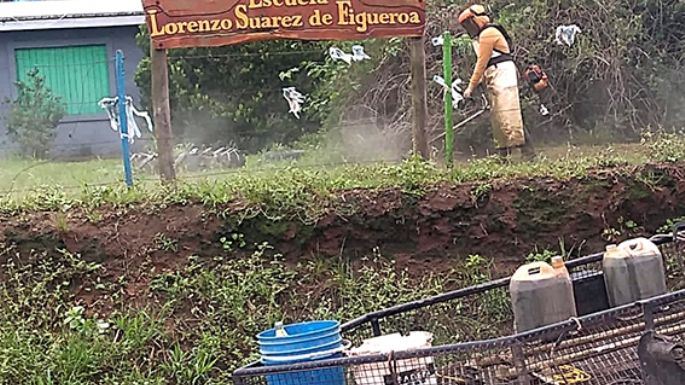 Tareas de limpieza en escuela rural