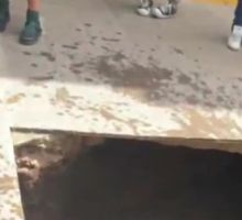 El piso del patio de una escuela cedió y 5 alumnos cayeron en líquidos cloacales