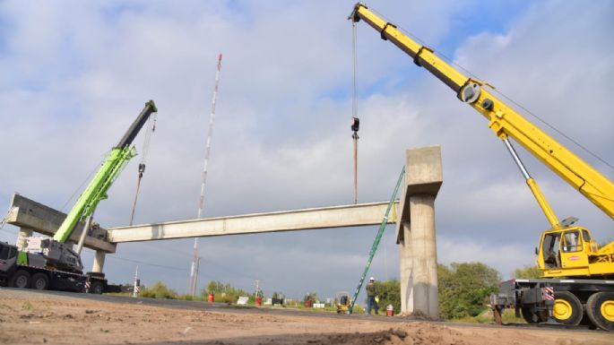 Circunvalación: instalan las vigas para el puente que cruzará sobre la ruta 158