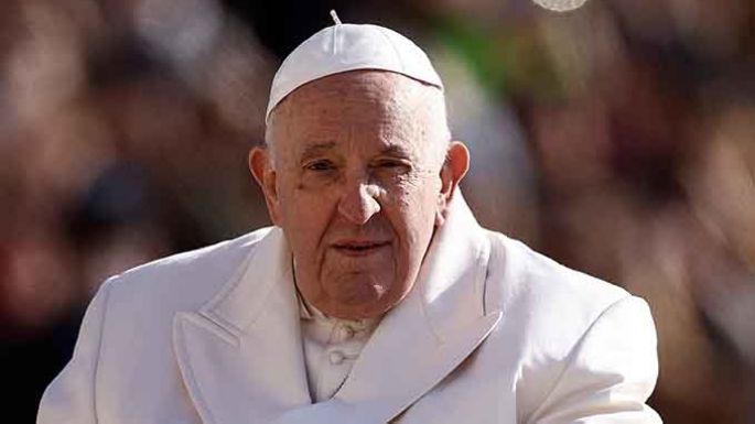 El Papa Francisco deberá pasar "algunos días" en el hospital por una infección respiratoria