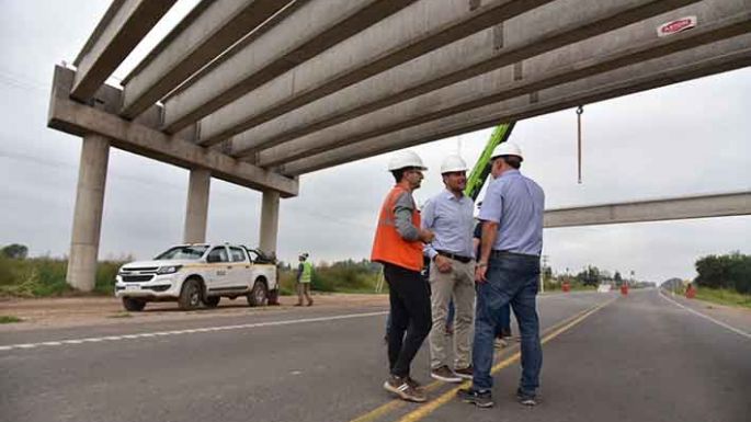 Circunvalación: colocan las vigas para  el puente que cruzará la ruta 158