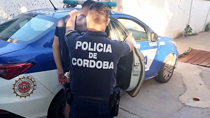 Violentó la cerradura de un auto, robó y escapó, pero lo detuvieron
