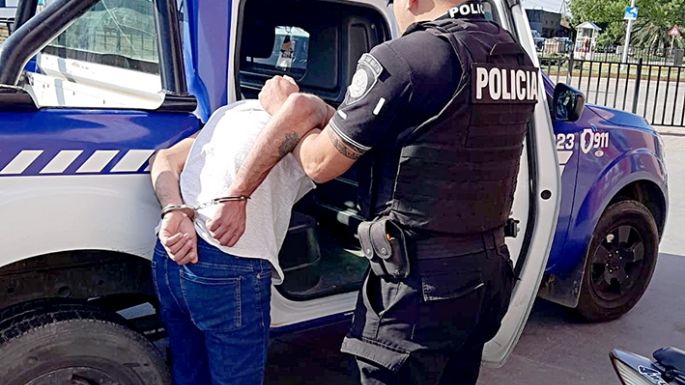Violentó la cerradura de un auto, robó y escapó, pero lo detuvieron