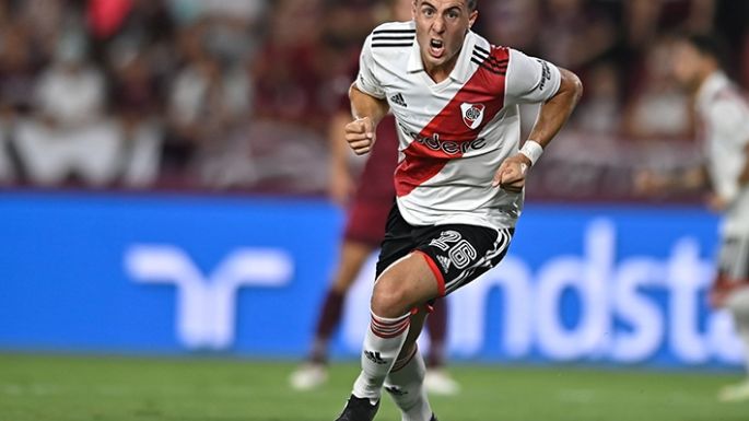 Con polémica, River hizo punta
