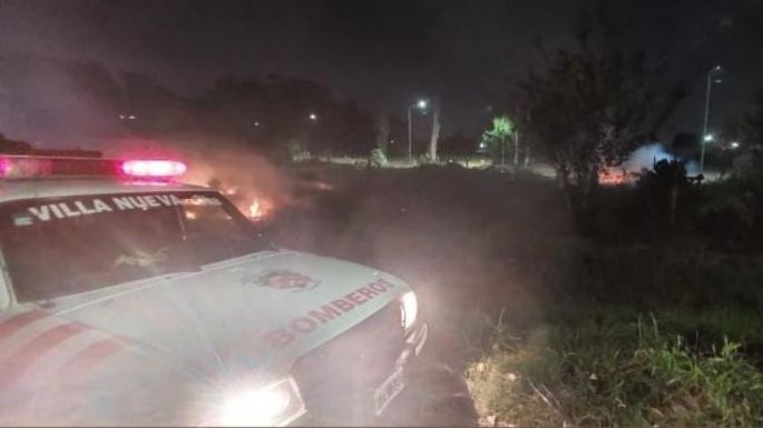 Controlan un incendio de pastizales en ruta 2