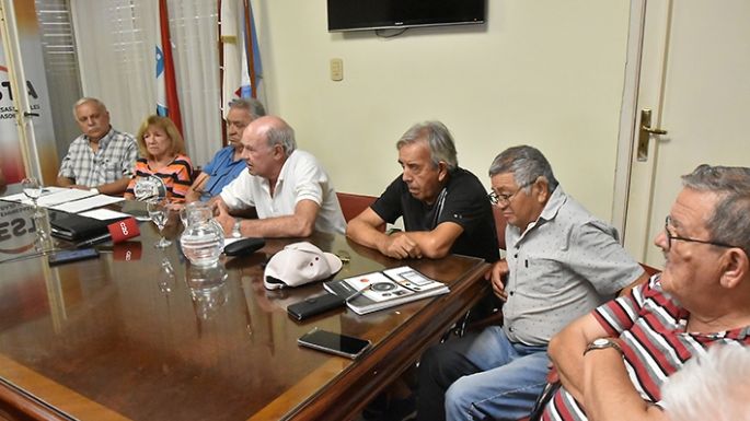 Con diversos reclamos, jubilados se concentran frente al municipio