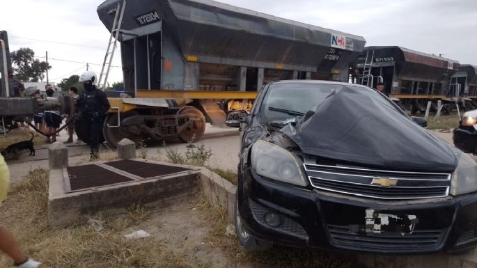 Un tren colisionó contra un automóvil, pero el conductor sufrió lesiones leves