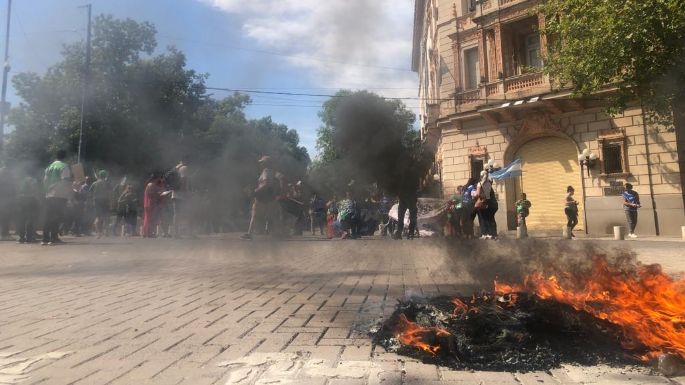 Se manifiestan frente al municipio reclamando por los despidos en el área de salud
