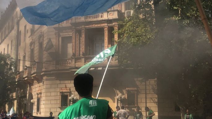 Se manifiestan frente al municipio reclamando por los despidos en el área de salud