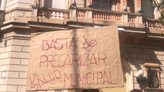 Se manifiestan frente al municipio reclamando por los despidos en el área de salud