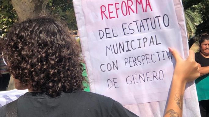 Se manifiestan frente al municipio reclamando por los despidos en el área de salud