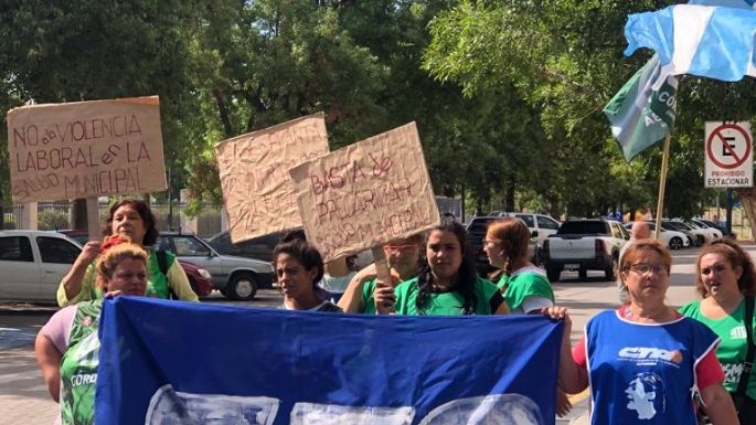 Se manifiestan frente al municipio reclamando por los despidos en el área de salud