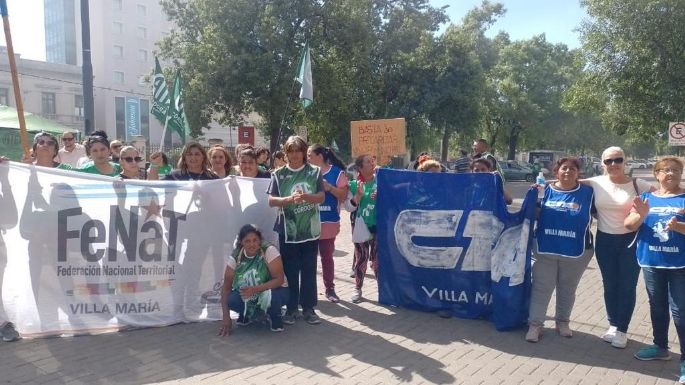 Se manifiestan frente al municipio reclamando por los despidos en el área de salud