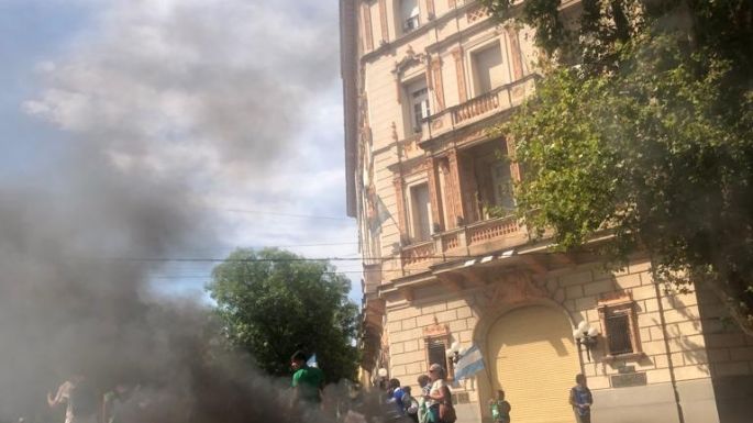 Se manifiestan frente al municipio reclamando por los despidos en el área de salud