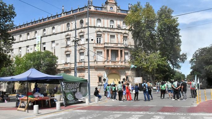 Protestaron frente a la Muni y hoy habrá contacto con funcionarios