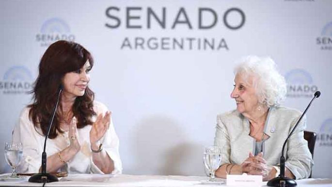 La vicepresidenta encabezó un acto en homenaje  a las Abuelas de Plaza de Mayo en el Senado