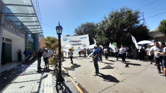 Fuerte reclamo de trabajadores de la Clínica de Especialidades por falta de pago