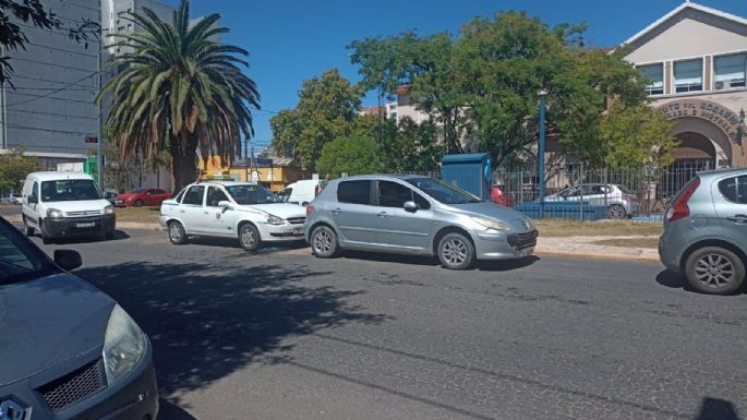 Choque de tres autos en cadena sobre bulevar Alvear: un taxi quedó al medio