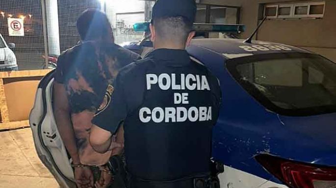 Se descolgó de una tapia y golpeó en la cara a una mujer