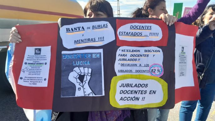 [Video] Docentes hicieron un Banderazo en el acceso a la autopista