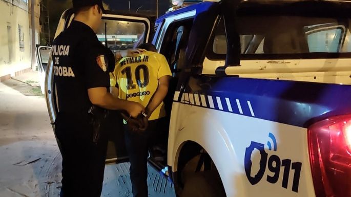 Lo engancharon robando cables de un camión e intentando robar un comercio