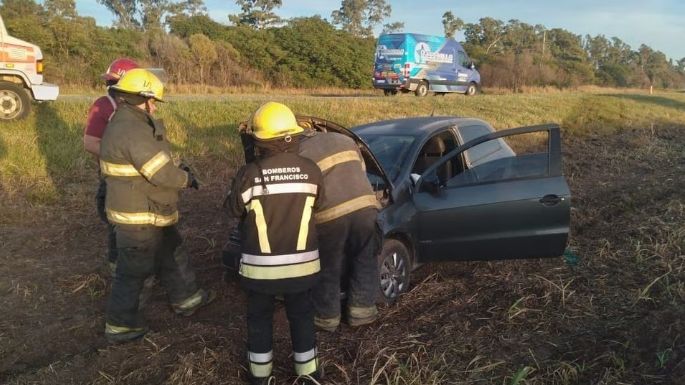 Dos vehículos protagonizaron un choque frontal y posterior vuelco