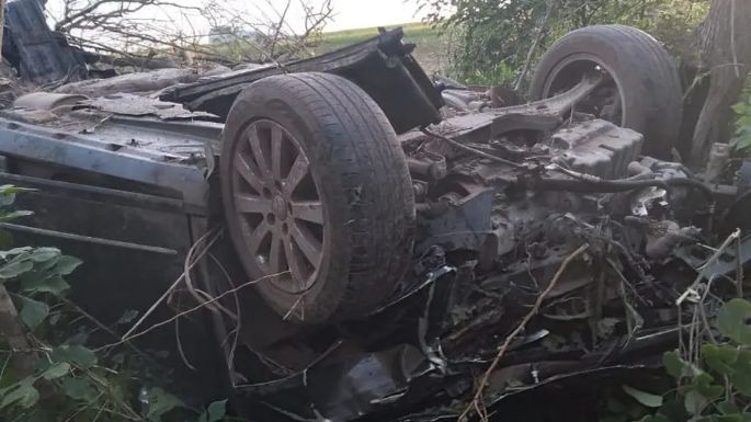 Dos vehículos protagonizaron un choque frontal y posterior vuelco