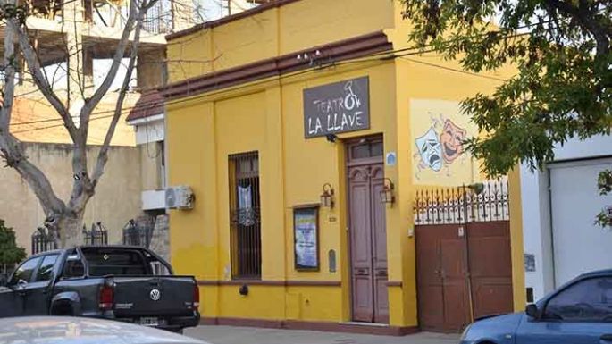 Denuncia que sufrió discriminación en un teatro local