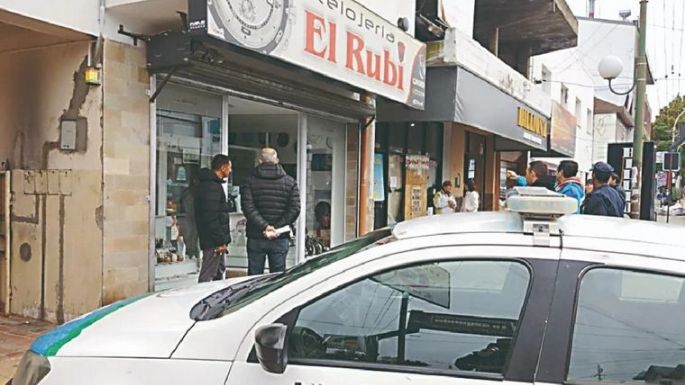Robaron 150 millones de pesos tras hacer un boquete en el techo de una joyería