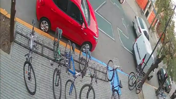Le robaron a una mamá dentro de su auto, cuando dejaba a su hijo en la escuela