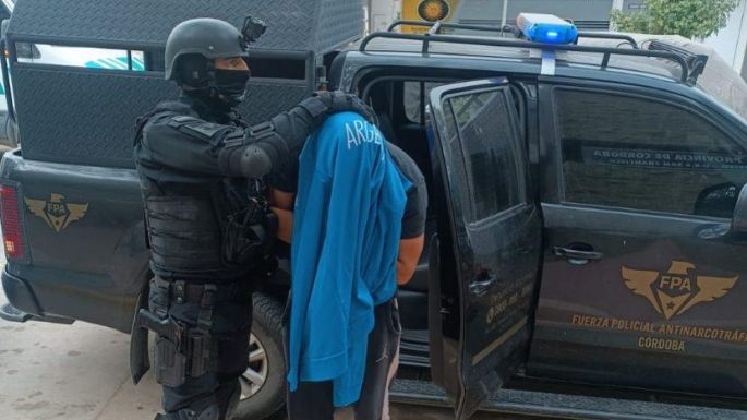Administraban dos “kioscos” de drogas a pocos metros y quedaron detenidos