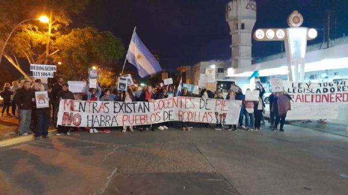 Ante la visita del gobernador, convocan a un banderazo docente
