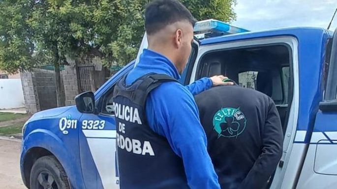 Detuvieron a un sujeto por robarle a una joven su mochila