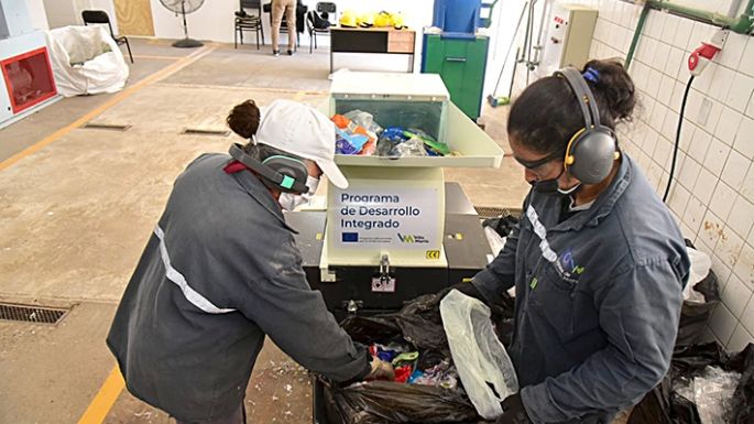 Reciben tapitas de botellas para transformarlas en madera plástica